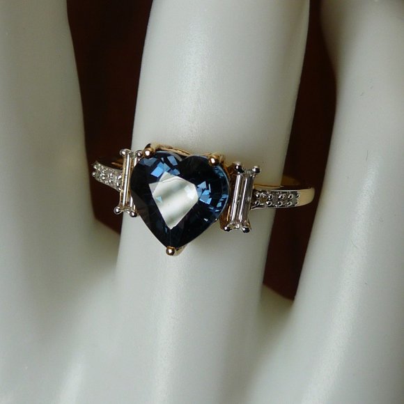 Engagement ring, 4 girls who dare to be different - Picture 1 of 10